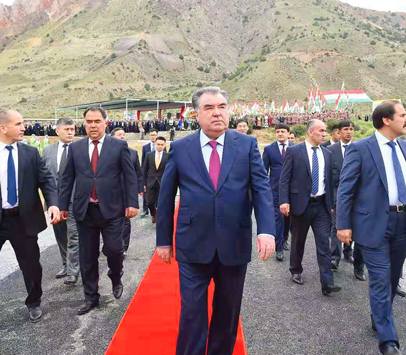 塔吉克斯坦總統埃莫馬利·拉赫蒙視察塔鋁金業康橋奇礦山